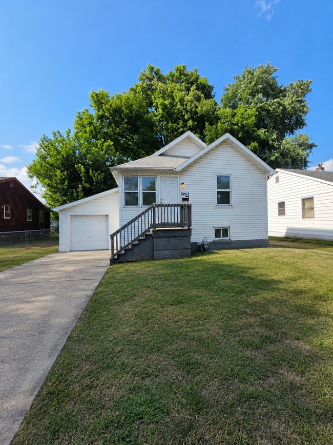 Building Photo - Charming 2BD/1BA with Garage