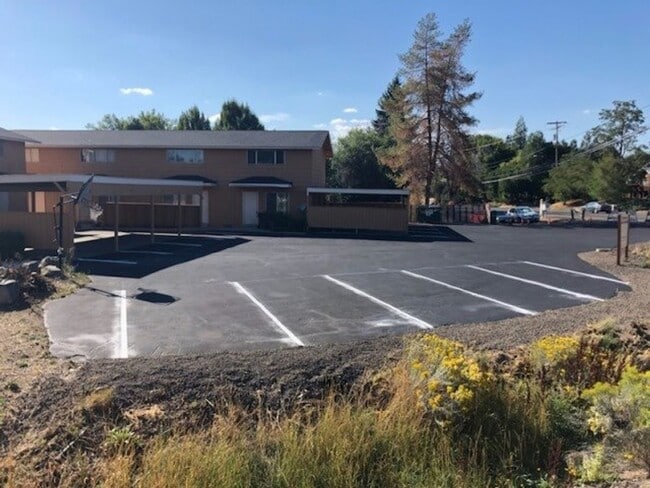 Building Photo - Middle unit in 8-plex complex