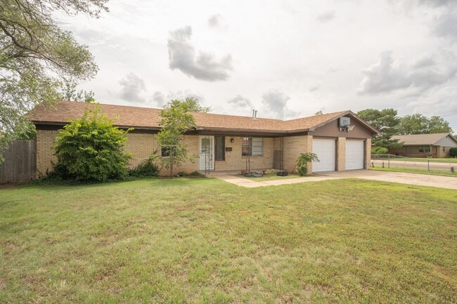 Building Photo - 3 bed 2 bath Near school/park