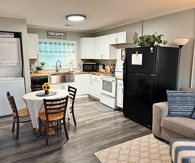 Juego de cocina y comedor completo con lavadora y secadora en la unidad - 1115 Henrietta Dr Unidad Fully Furnished 1BR