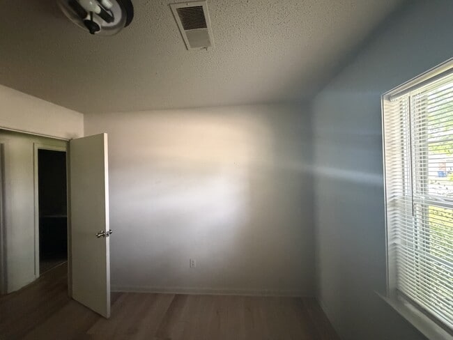 Photo - 905 Maple Dr