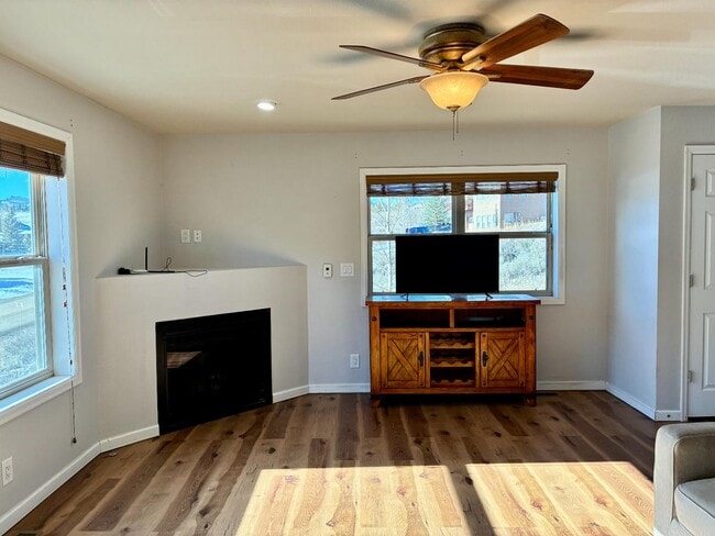 Building Photo - 1009 Forrest Dr