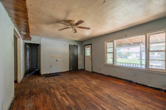 Photo - 101 W Union St