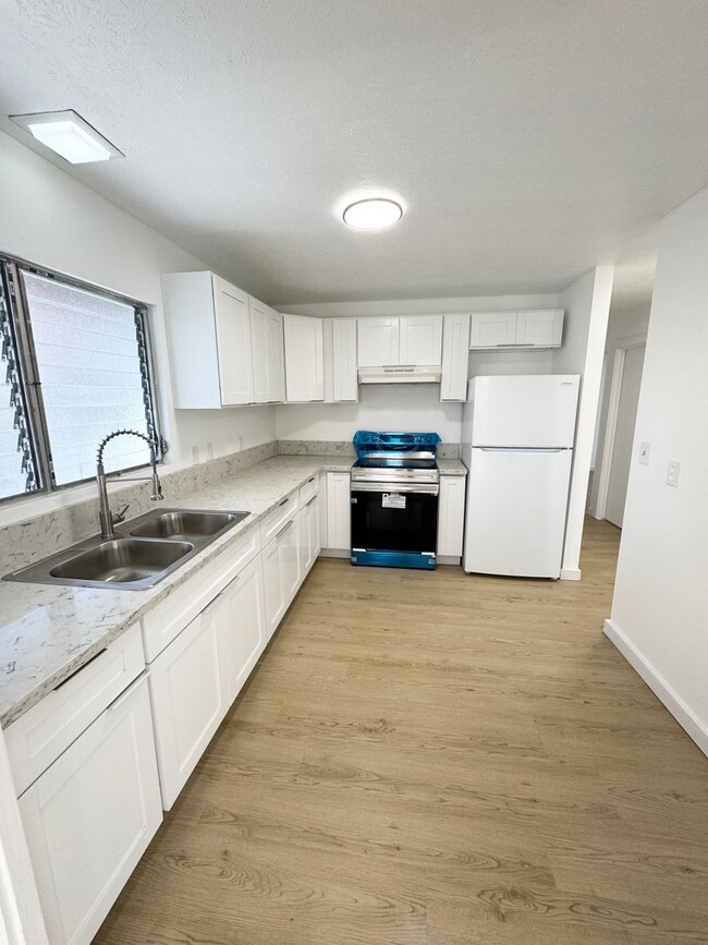 Newly renovated 3 bed, 2 bath w/ 2 parking... - Newly renovated 3 bed, 2 bath w/ 2 parking... House