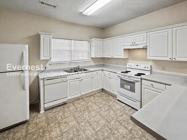 Photo - 3 Bed, 1.5 Bath Townhome with Fenced Yard / Pet-Friendly / Coming Soon!