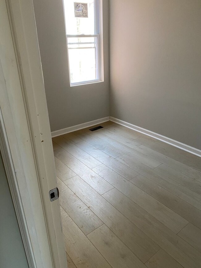 Photo - Large 3 bedroom in Germantown