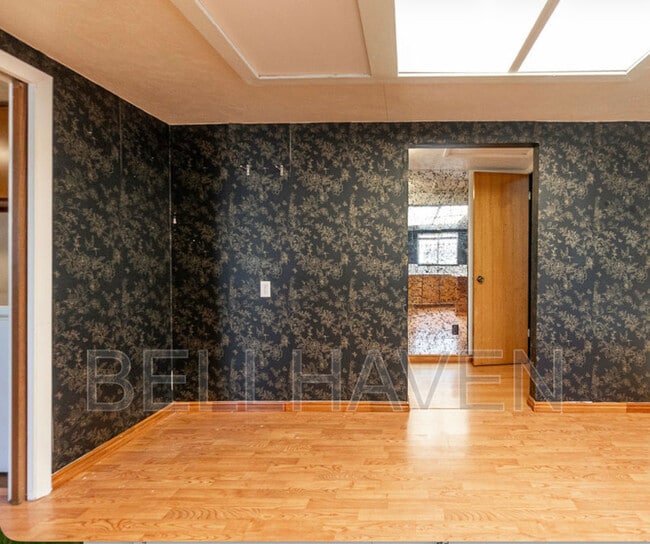 Photo - 213 W 37th St