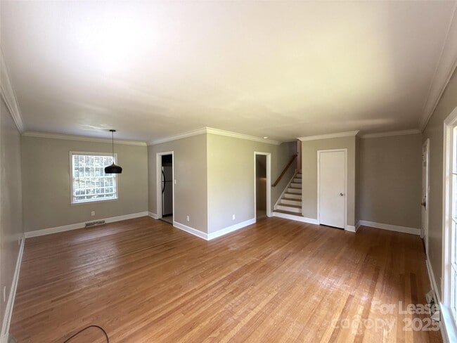 Photo - 1127 Queensgate St