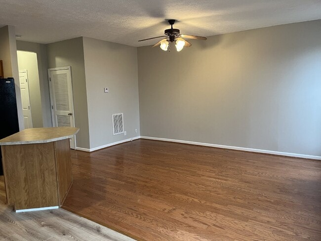 Photo - "Spacious 3 Bed, 2.5 Bath Townhouse with Finished Basement on Bell Road - Antioch Rental!" Unidad 442