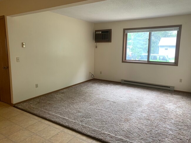 Photo - 402 3rd St W