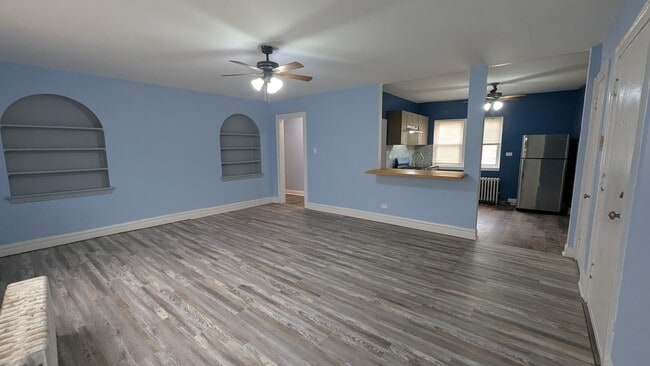 Building Photo - 7416 N Rogers Ave Unit 2S