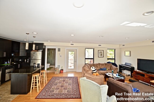 Building Photo - 1616 Beacon St Unit 3