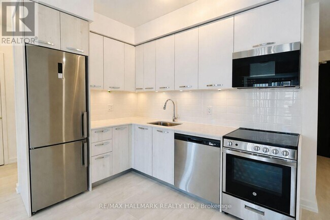Photo - 75 James St S Unit 713