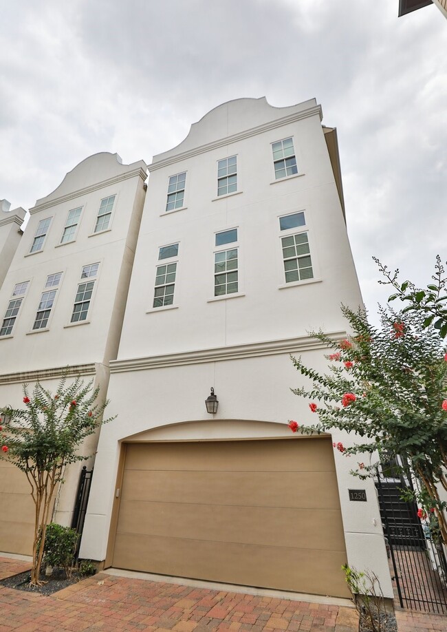 Photo - 1250 W 23rd St