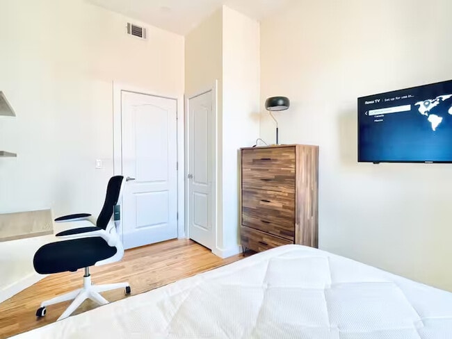 Photo - Furnished room/NOT APARTMENT Unit 5