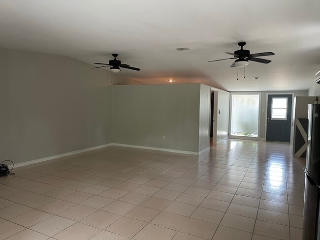 Photo - 118 Elles Ave