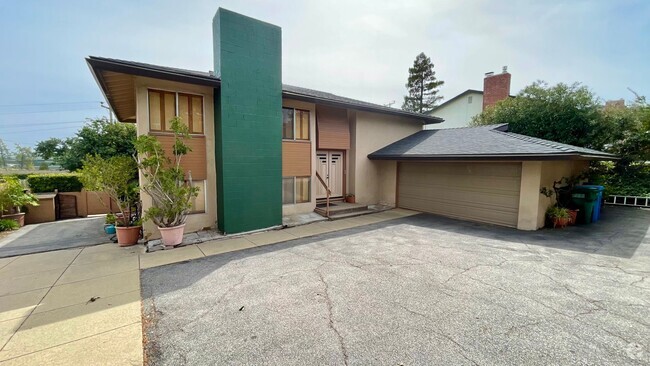 Building Photo - Split-Level 4 Bedroom House with Private Y...