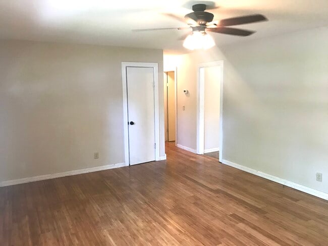Sala de estar - 2300 E 15th St