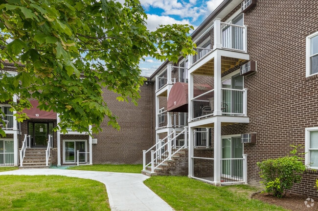 Exterior - Pondsview Apartments