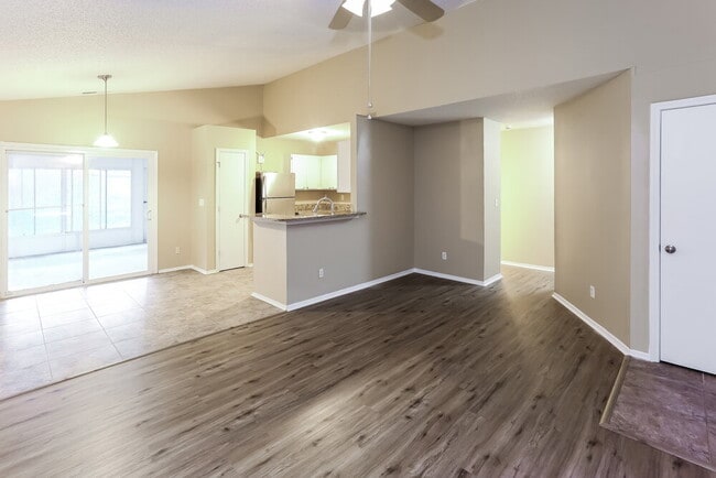 Photo - 3084 Champion Ln SW