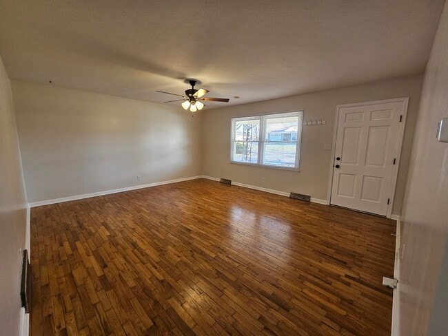 Building Photo - 167 Hill-N-Dale Dr