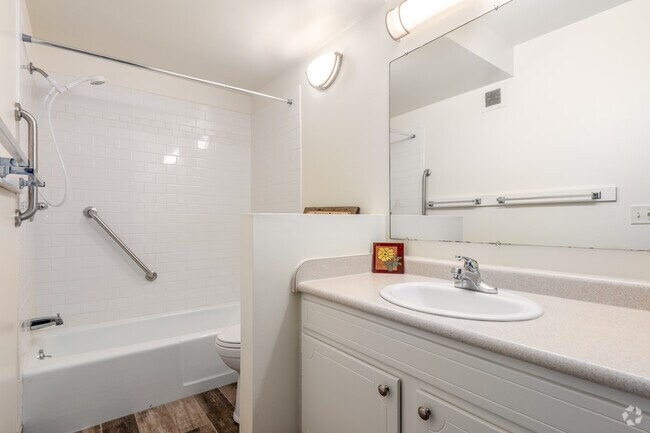 1BR, 1BA - 695SF - Bathroom