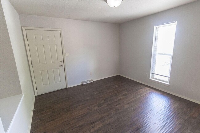 Photo - 1015 W Ash St