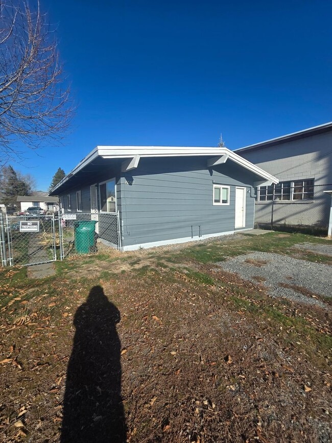 2 bed / 1 bath Duplex - 2 bed / 1 bath Duplex