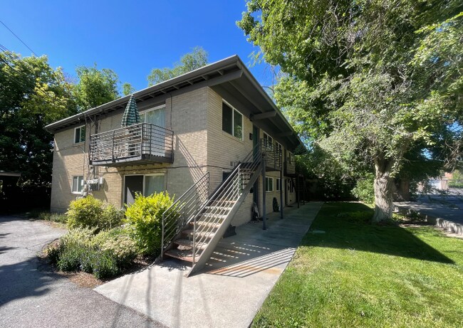 Building Photo - 831 E Stratford Ave Unit A