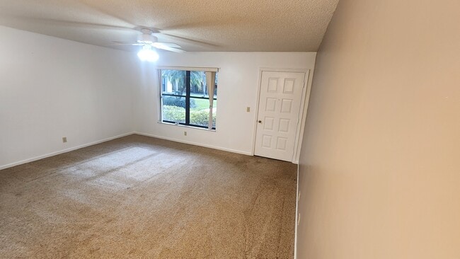 Building Photo - 911 SW South River Dr