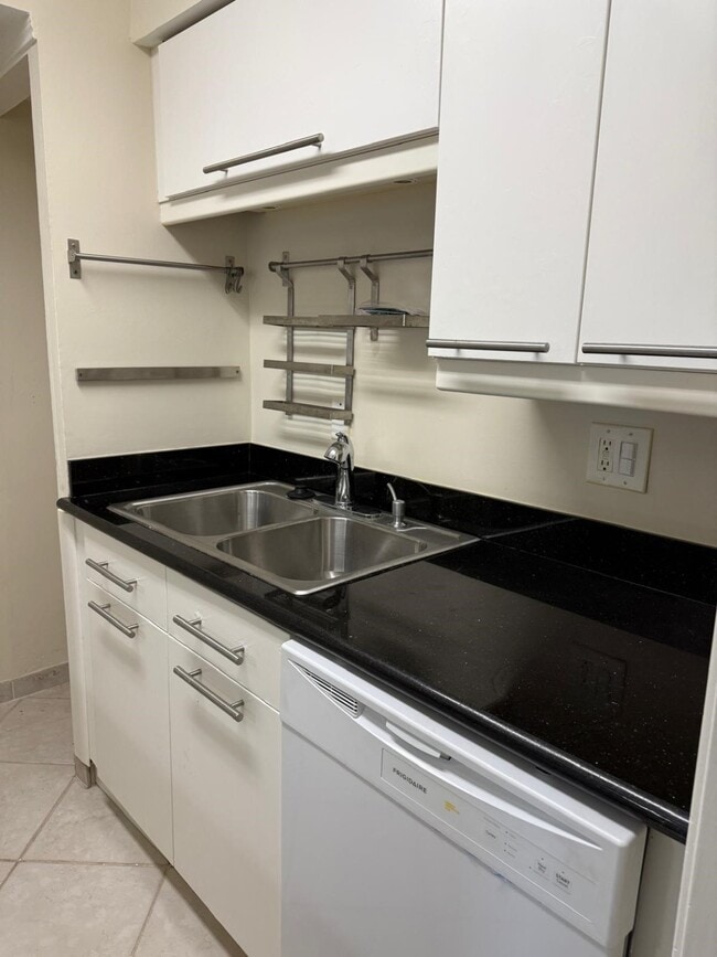 Building Photo - 6410 Del Monte Dr Unit 125 Rental