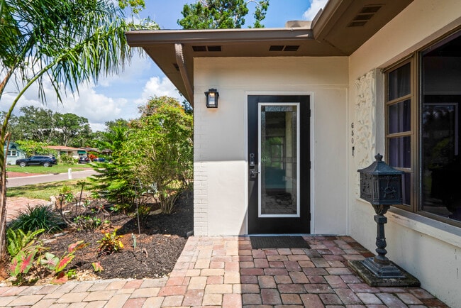 Photo - 650 37th Ave NE