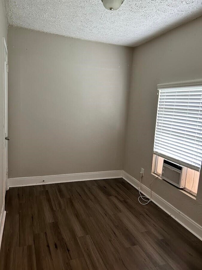 Photo - 1709 W 4th St