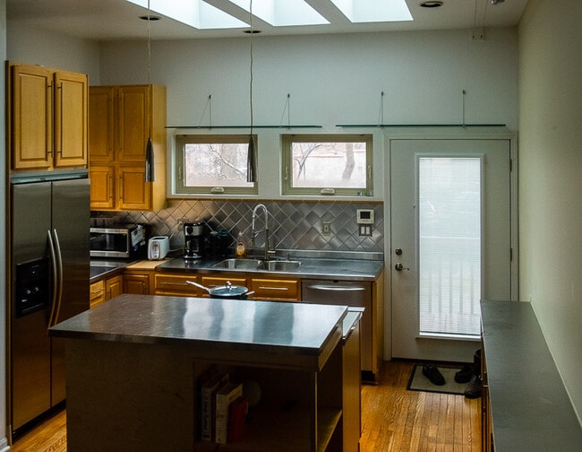 Photo - 665 Kerr St
