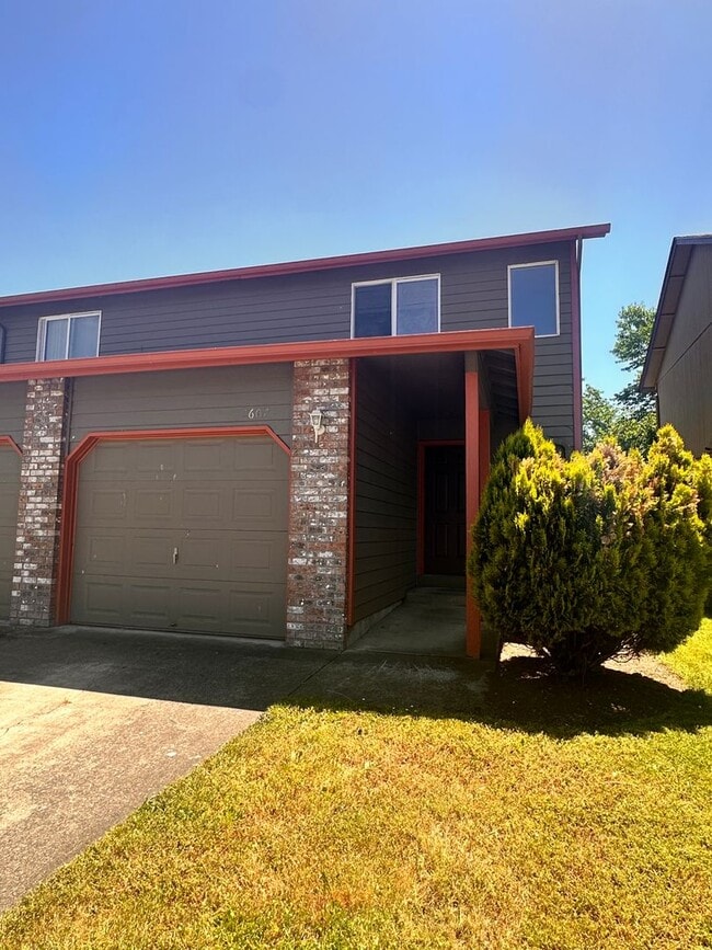 Building Photo - Large 2-story Duplex ~ 3 Bed / 1.5 Bath Unit 2607