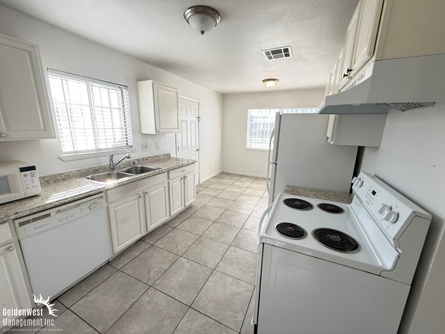 Photo - Gorgeous and Functional 4Bdm 2Ba Home with Large Backyard.