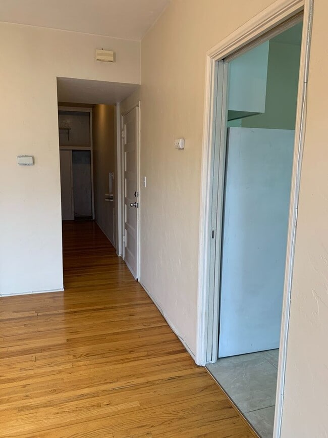 Building Photo - Charming Bankers Hill Open Floor Plan, Hardwood Floors, Reserved Parking! Unit 2020 Front Street