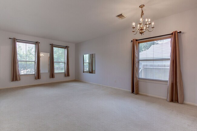 Photo - Stunning 4 Bedroom 2.5 Bathroom in North E...