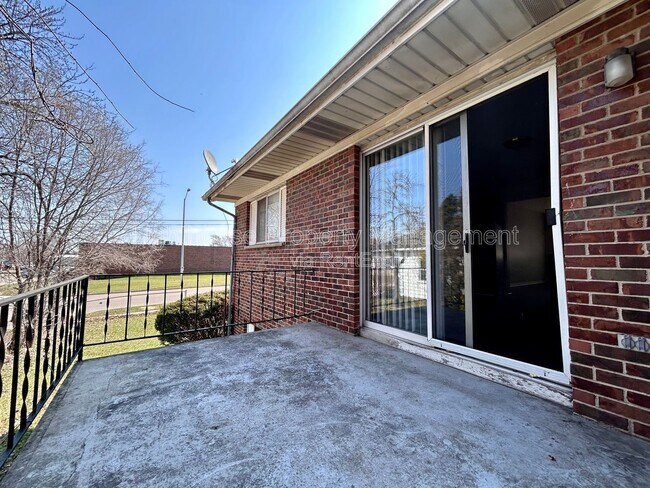 Photo - 143 Exchange St SE Unit B