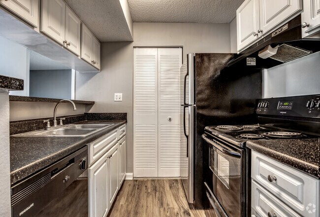 2BR / 2BA - 810SF