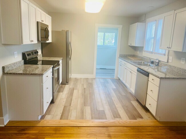 Newley Renovated 4BR - 2BA - South Campus! - Newley Renovated 4BR - 2BA - South Campus! House