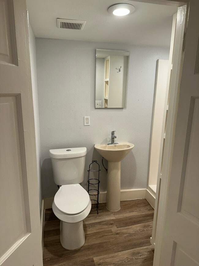 Building Photo - 1107 13th St Unit 5