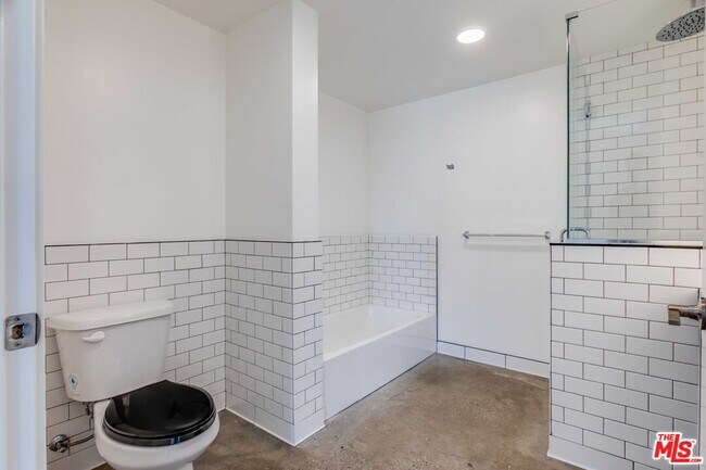 Photo - 1250 N Fairfax Ave Unit 406
