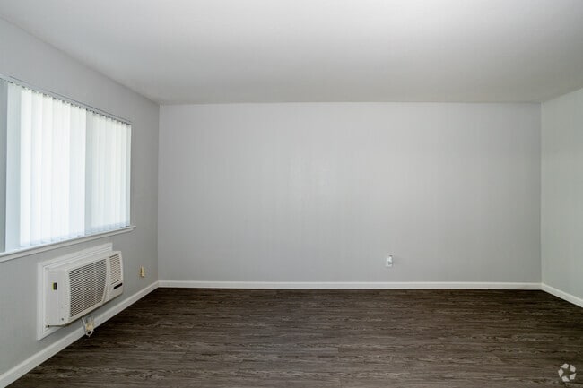 1BR, 1BA - 700SF