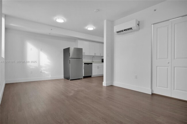 Building Photo - 1620 NW 18th St Unit 304