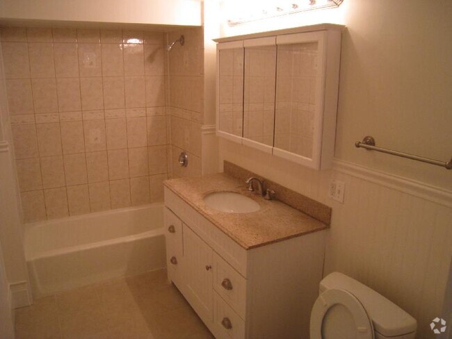 Building Photo - 10 Evergreen Ave Unit 3 Rental