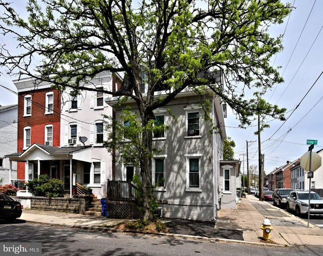 Building Photo - 563 King St