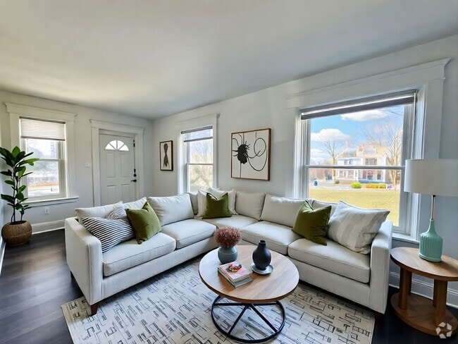 Building Photo - 2710 Woodlawn St Unit 2710 A Rental