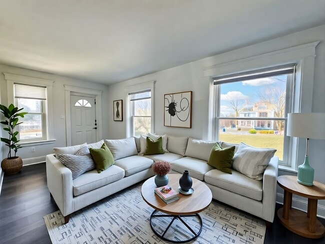Building Photo - 2710 Woodlawn St Unit 2710 A(Owner Managed Turn)