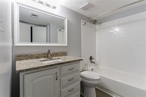Photo - 135 Barrington Dr E